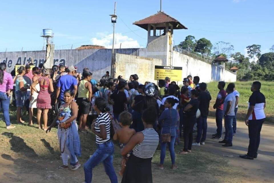 Angehörige vor brasilianischem Gefängnis