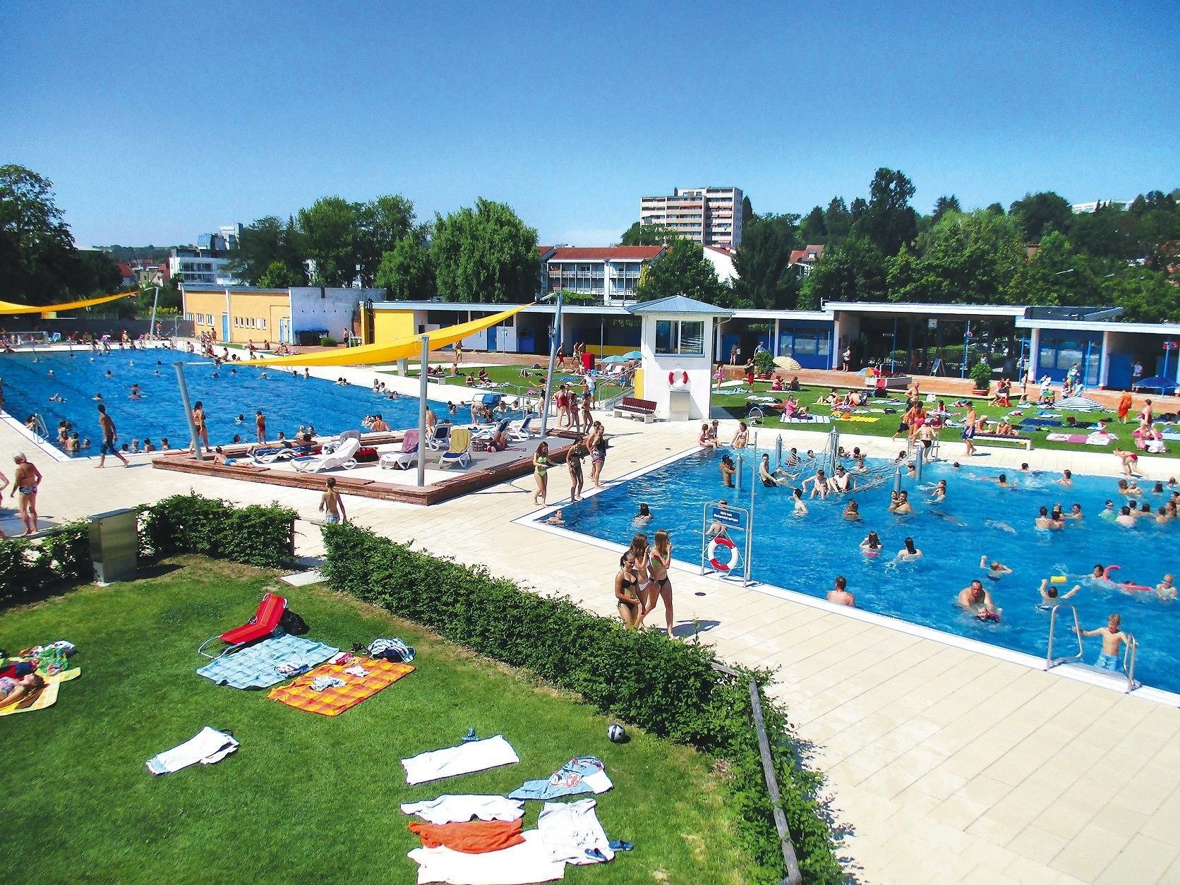 tumulte in sinsheimer badern freibad rowdys schubsten bademeister ins becken sinsheim rnz