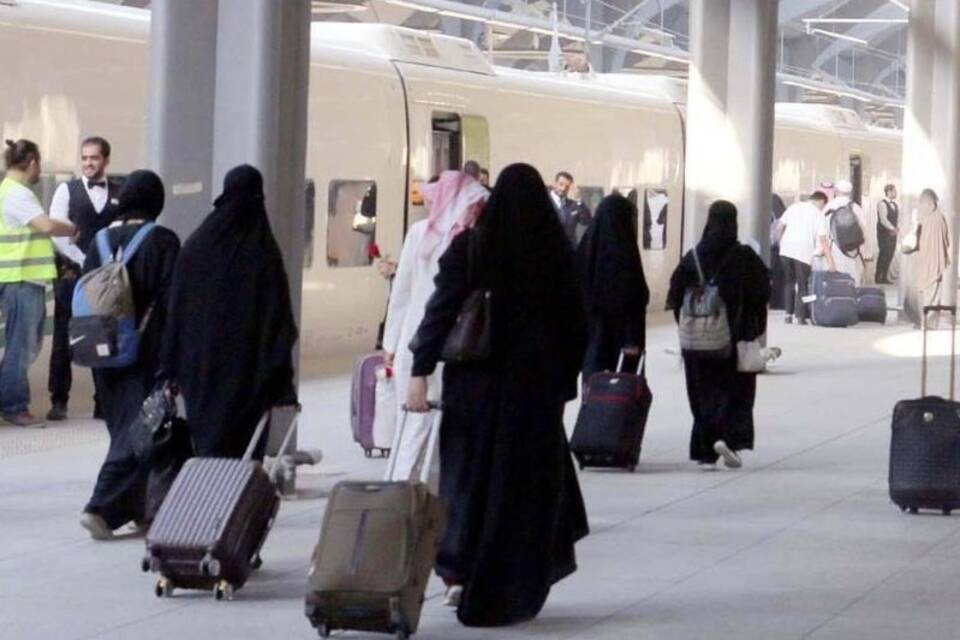 Frauen am Bahnhof von Medina Frauen am Bahnhof von Medina