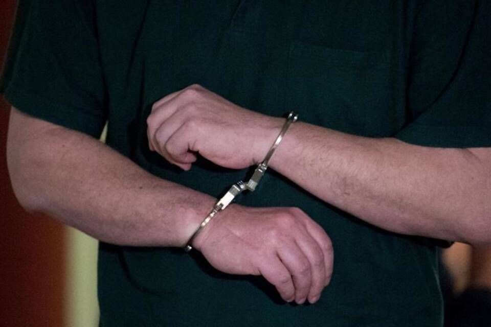 Angeklagter in Handschellen