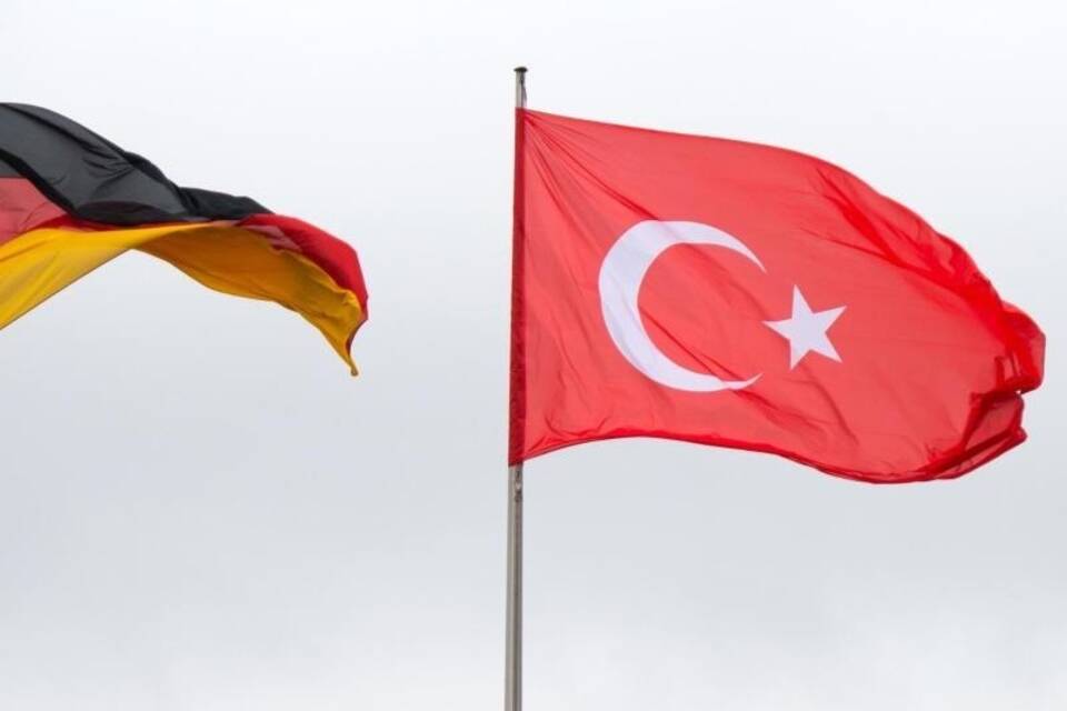 Türkische und deutsche Fahne Türkische und deutsche Fahne