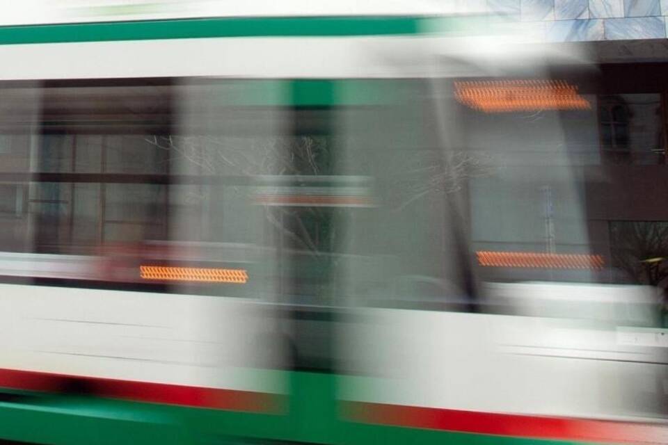 Mann in Lebensgefahr - erste Hinweise nach Straßenbahn-Attacke