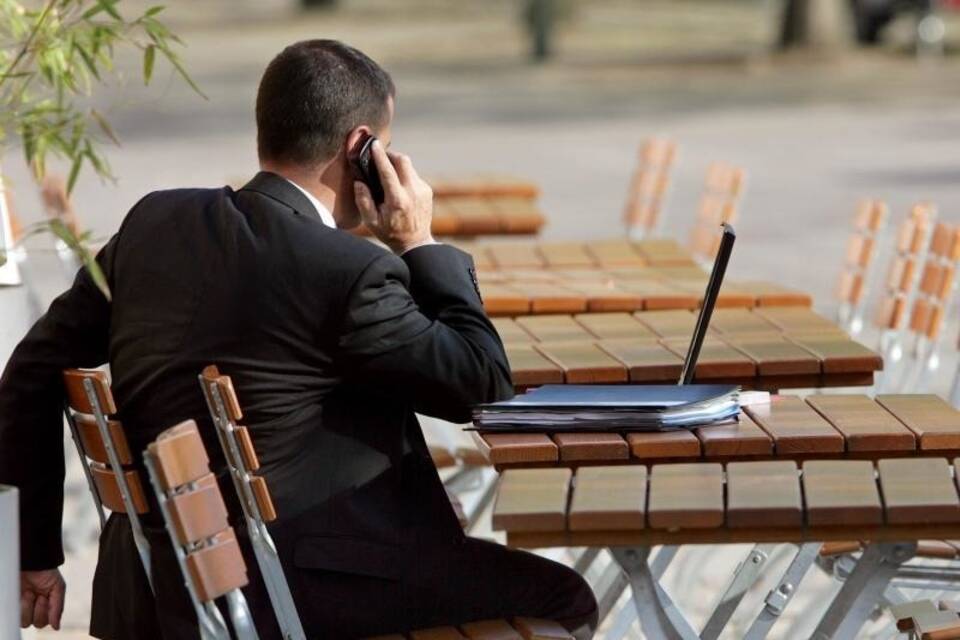 Mann mit Mobiltelefon Mann mit Mobiltelefon
