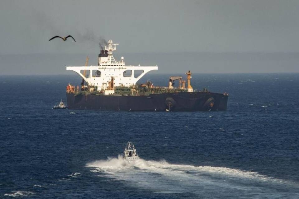 Supertanker verlässt Gibraltar Supertanker verlässt Gibraltar