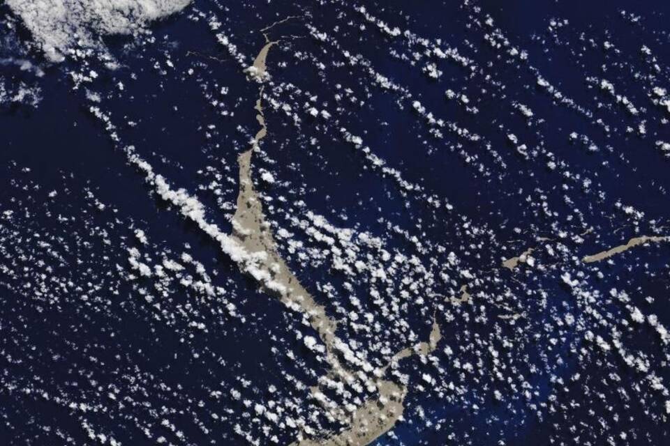 Bimssteinfloß treibt im tropischen Pazifik