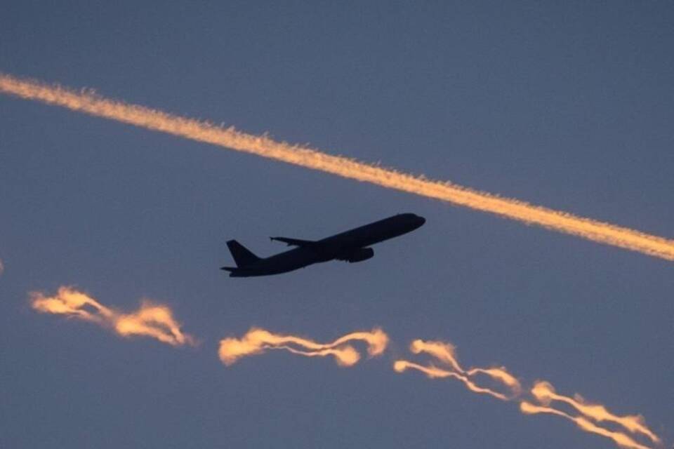 Flugzeug am Abendhimmel
