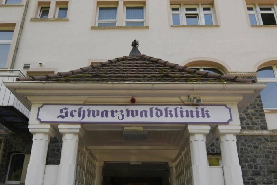 Schild über der Eingangstür Schild über der Eingangstür