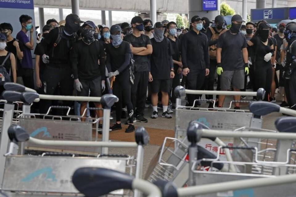 Demonstranten blockieren Flughafen
