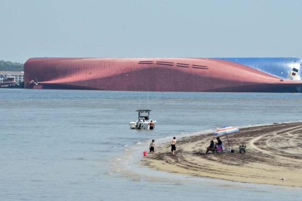 Gekentertes Frachtschiff in den USA