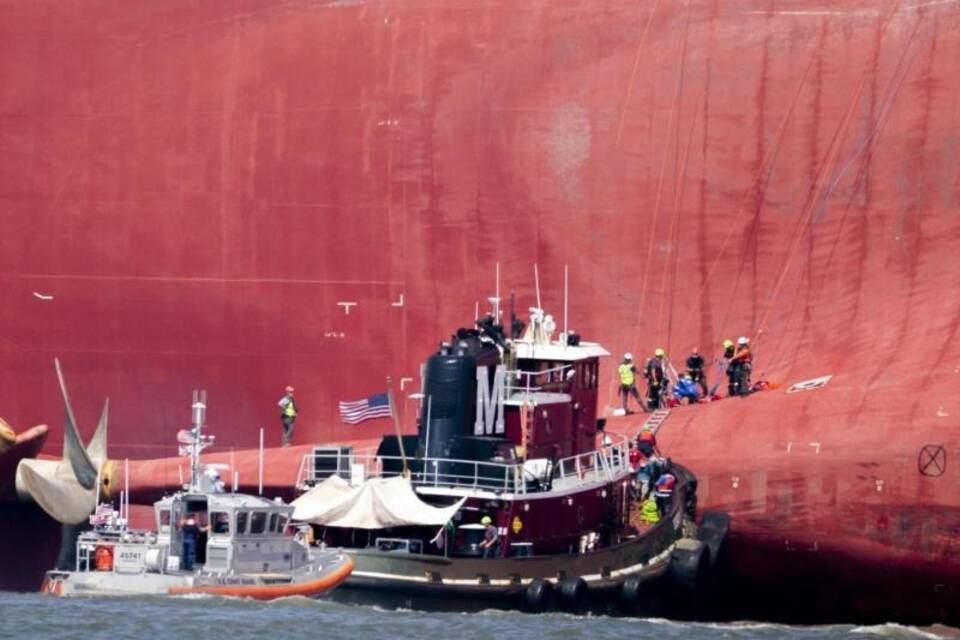 Gekentertes Frachtschiff Gekentertes Frachtschiff