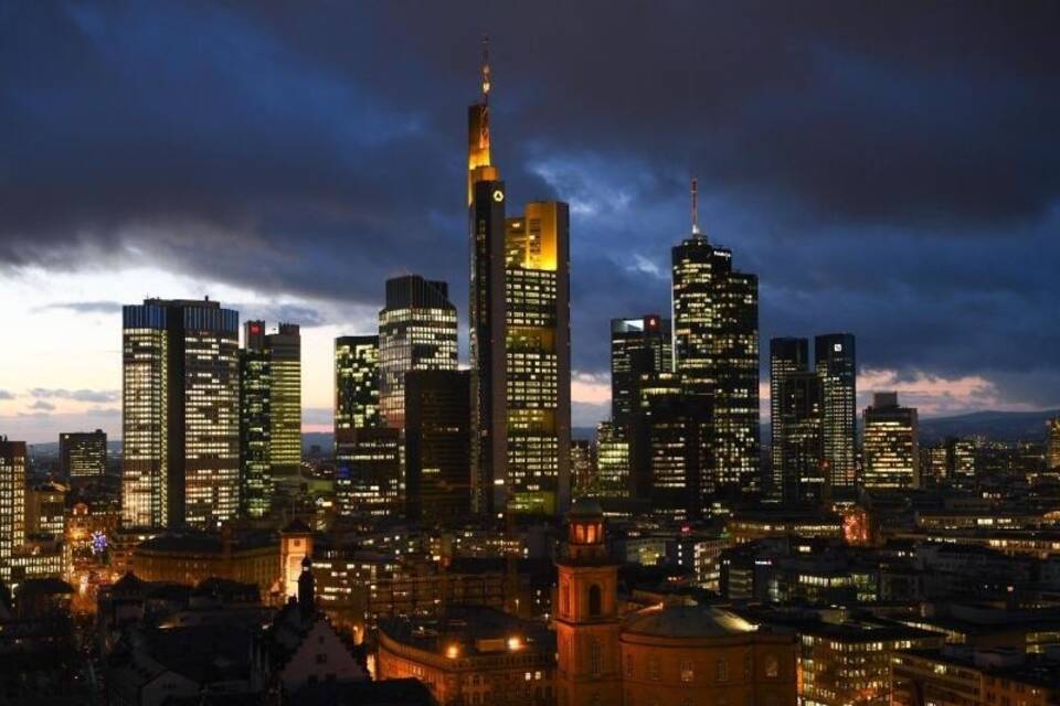 Skyline von Frankfurt vor dunklen Wolken