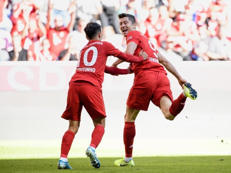 Bayern beim wilden Gangbang nach dem Oktoberfest Bayern beim wilden Gangbang nach dem Oktoberfest