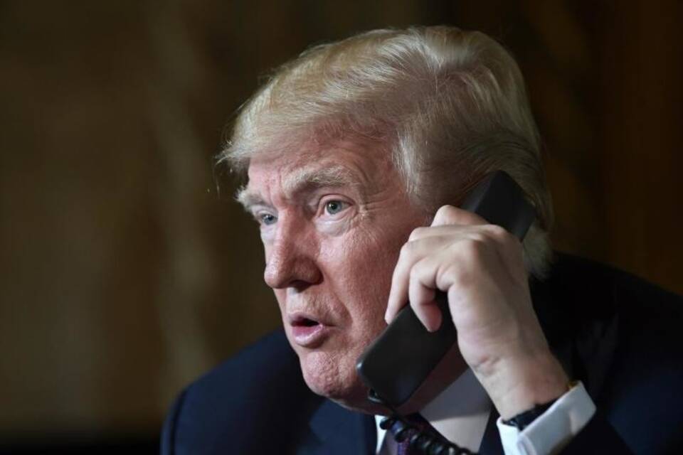 Donald Trump telefoniert