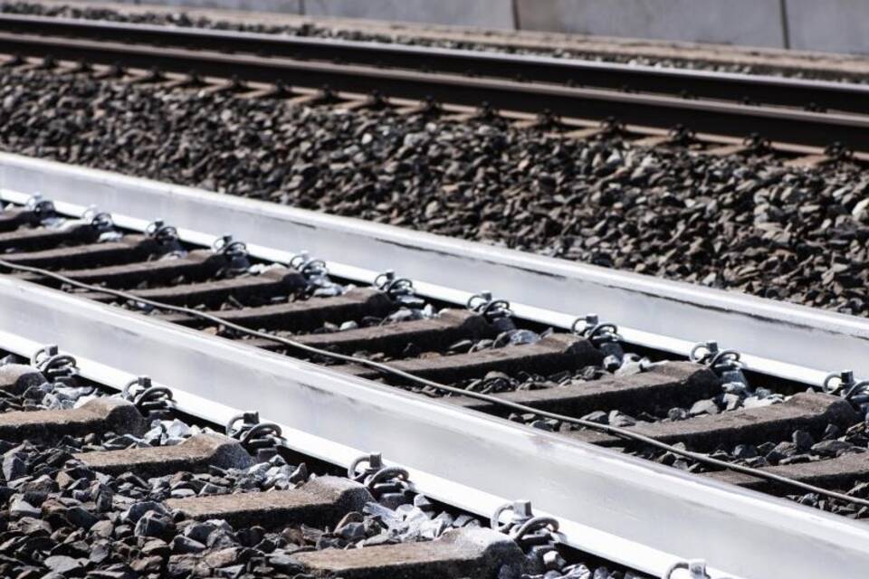 Bahn testet weiße Schienen gegen Hitze Bahn testet weiße Schienen gegen Hitze