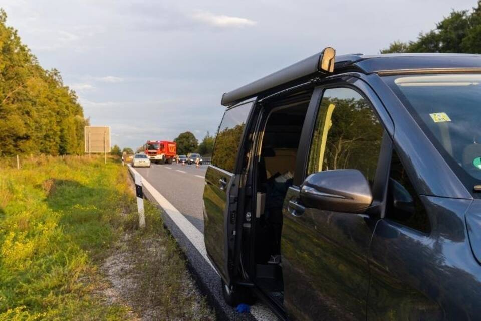 Frau stirbt bei Sturz aus Auto Frau stirbt bei Sturz aus Auto