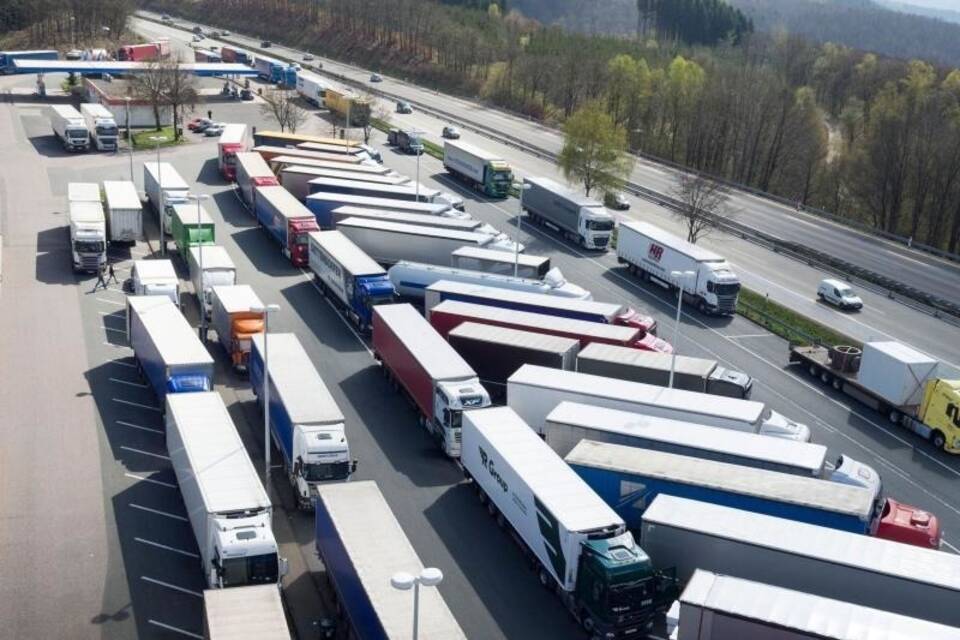 Lkw-Parkplätze an Autobahnen Lkw-Parkplätze an Autobahnen