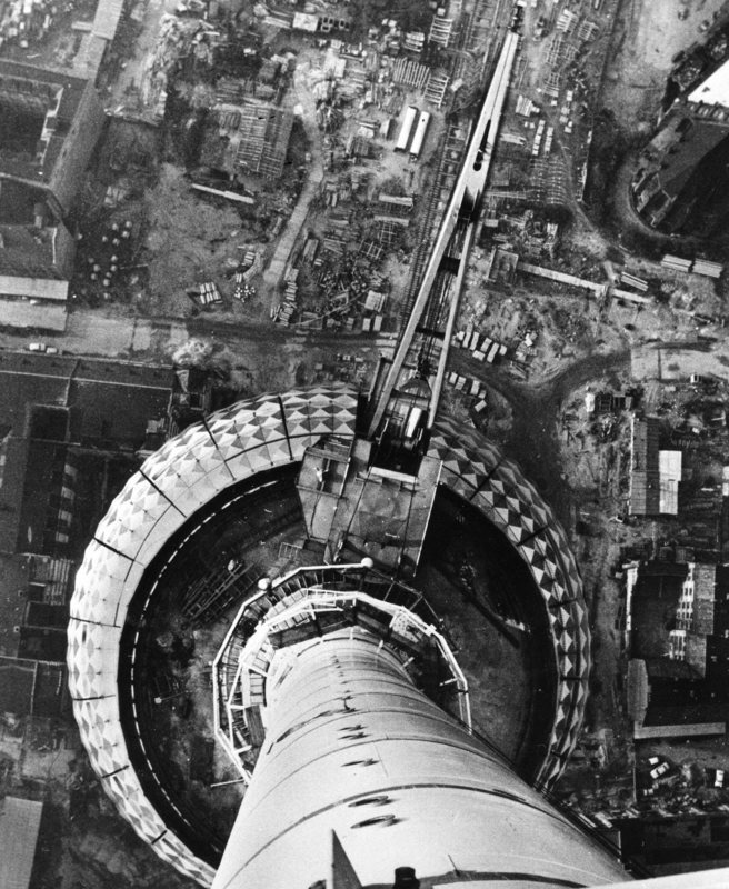 Symbol Des Wiedervereinigten Deutschland Schildkrotensuppe Zur Eroffnung Berliner Fernsehturm Wird 50 Deutsche Geschichte Rnz