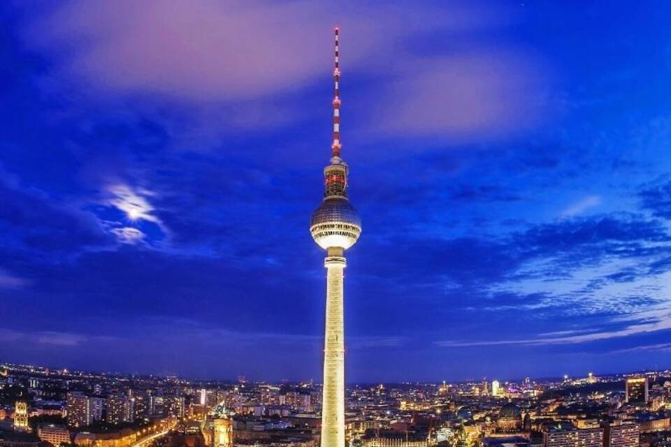 Berliner Fernsehturm wird 50 Berliner Fernsehturm wird 50