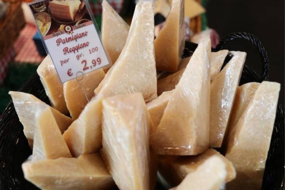 KOMBO - Oliven, Wein und Parmeesan KOMBO - Oliven, Wein und Parmeesan