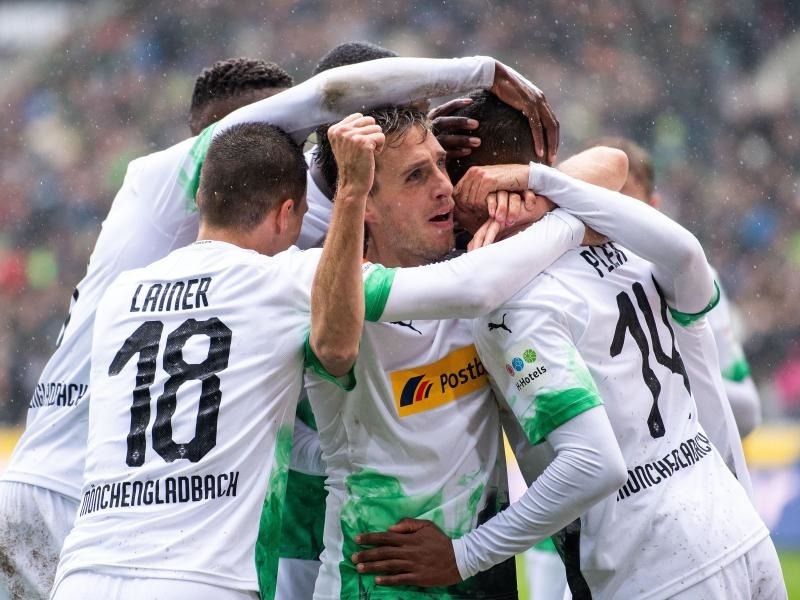Gala gegen Augsburg: Mönchengladbach als Spitzenreiter in die Länderspielpause - Fußball - RNZ