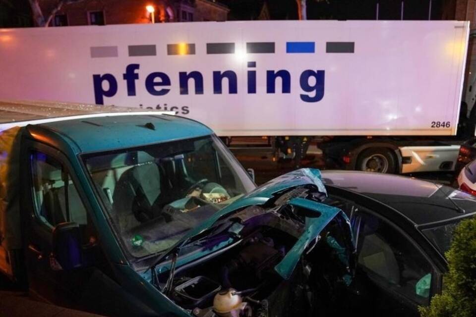 Lastwagen fährt auf Fahrzeuge auf Lastwagen fährt auf Fahrzeuge auf