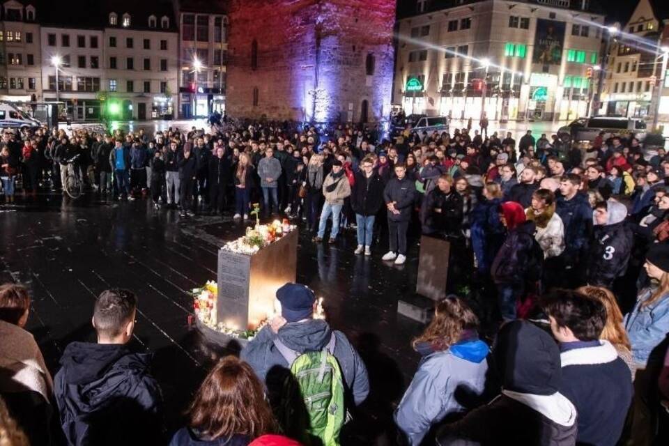 Trauer nach Schüssen in Halle