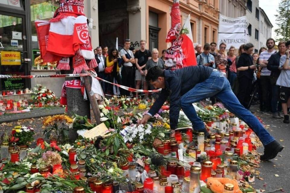 Blumen und Kerzen vor Kiez-Döner