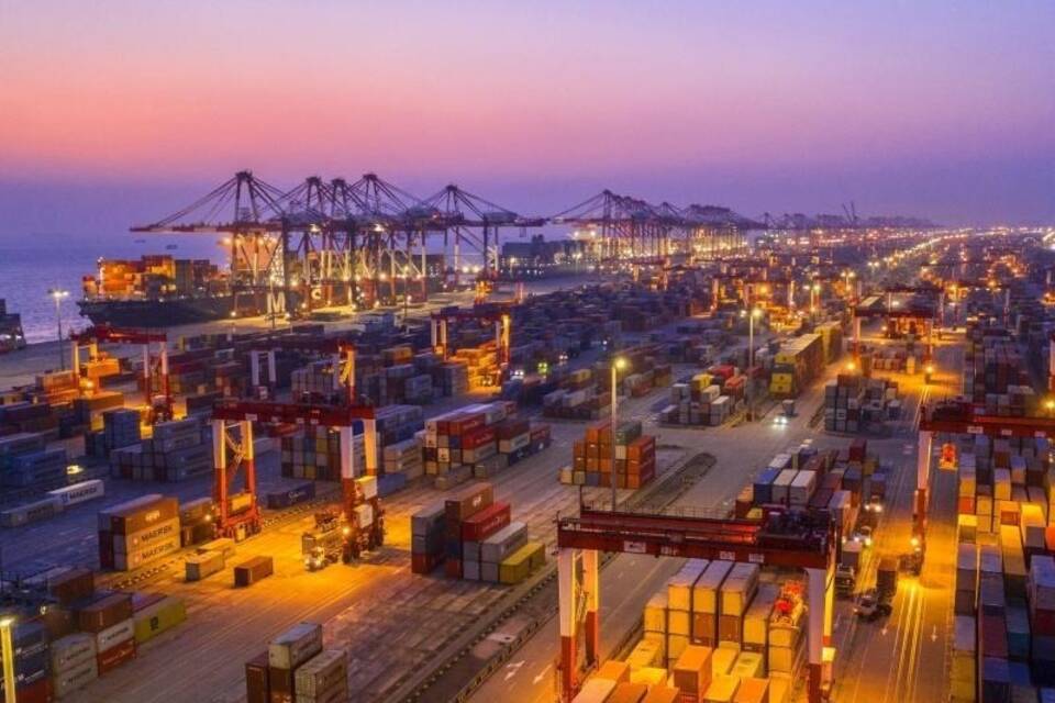 Containerumschlag im Hafen Yangshan Containerumschlag im Hafen Yangshan