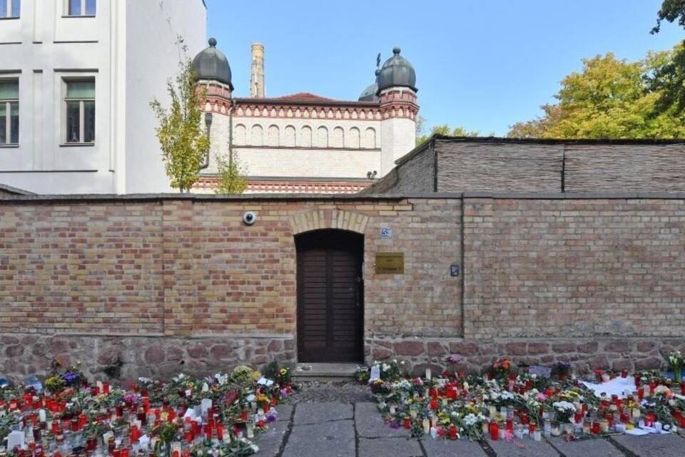Blumen und Kerzen an Synagogentür