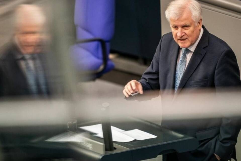 Seehofer spricht in Bundestagsdebatte Seehofer spricht in Bundestagsdebatte