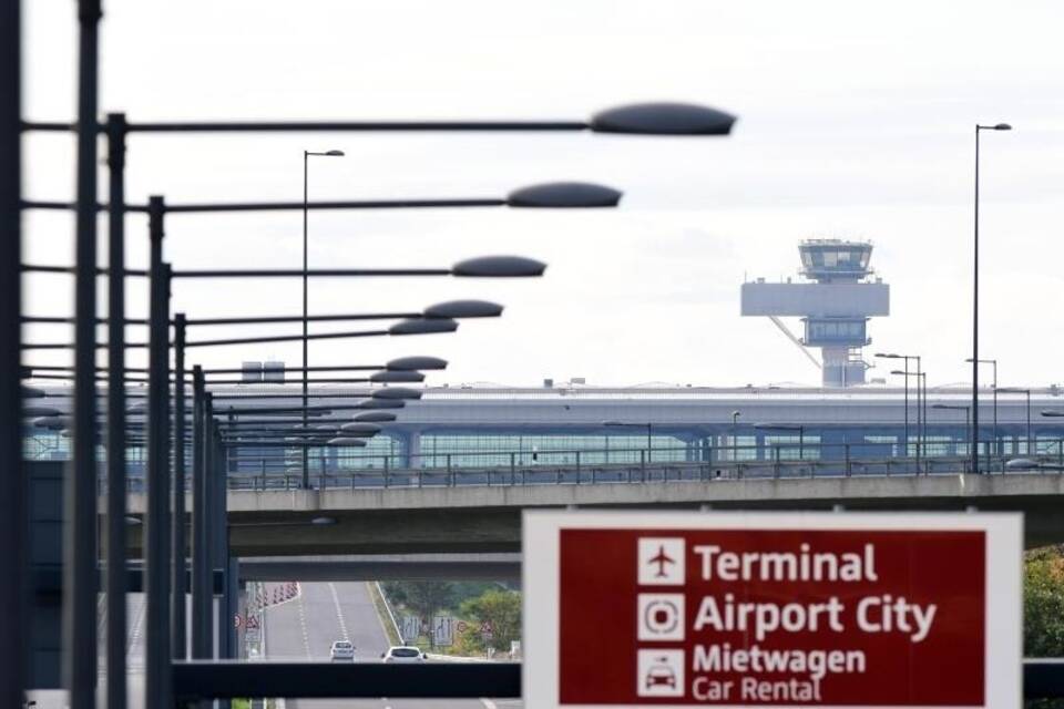 Terminal und Tower des Hauptstadtflughafen