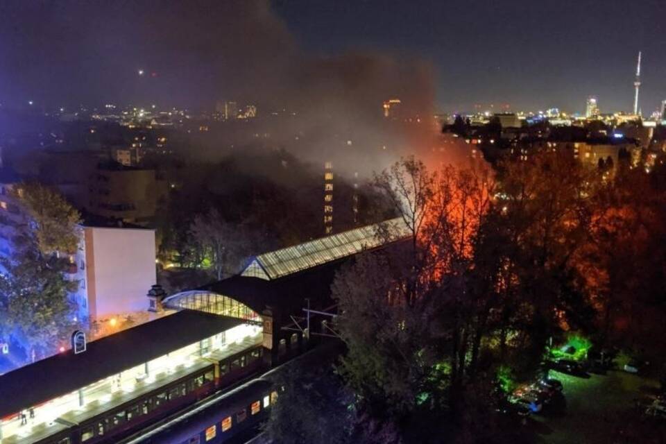 Feuer in Zug mit Fußballfans