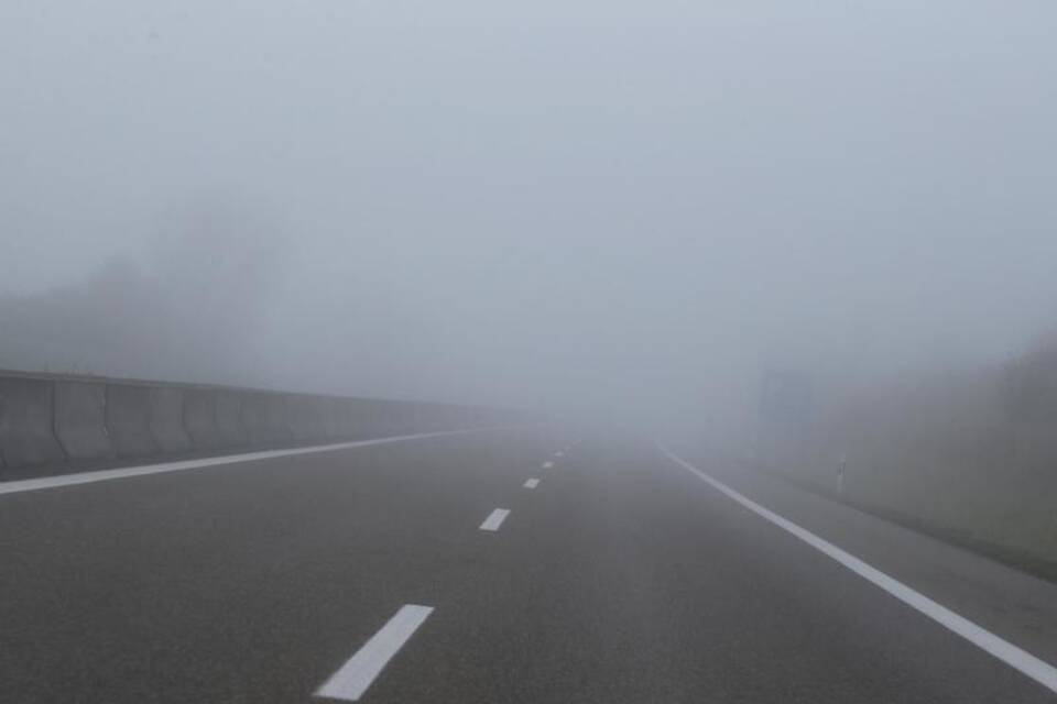 Nebel über Autobahn 96 in Bayern