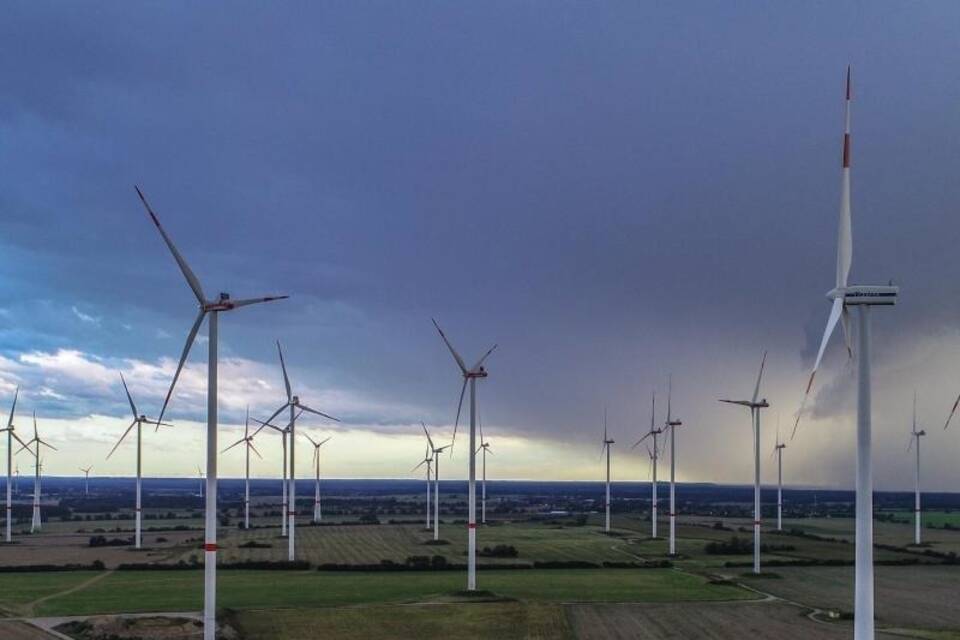 Flaute bei Windrädern an Land Flaute bei Windrädern an Land