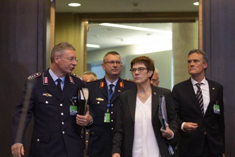 Kramp-Karrenbauer bei der Nato Kramp-Karrenbauer bei der Nato