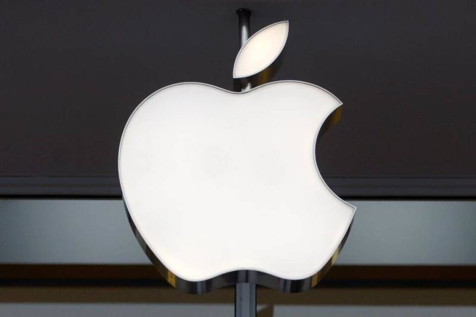 Apple Apple