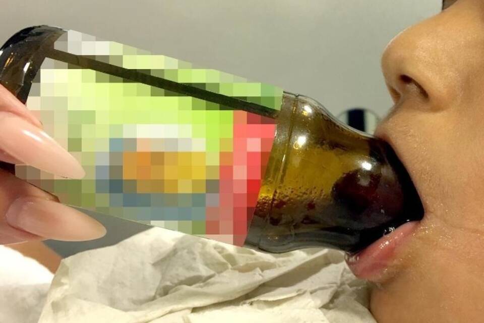 Junge bleibt mit Zunge in Flasche stecken