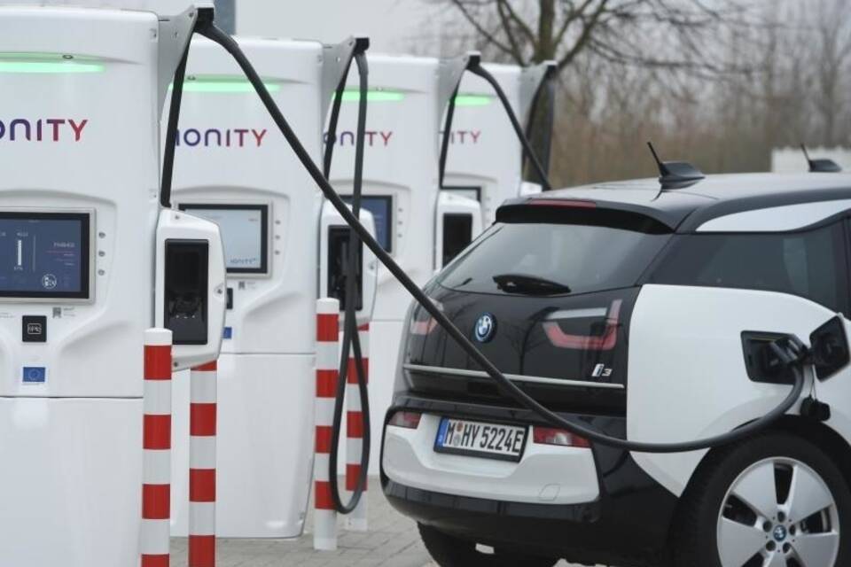 Erste Ultraschnellladestationen an der A20 Erste Ultraschnellladestationen an der A20
