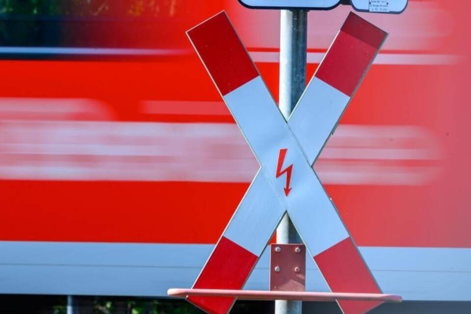 Bahnübergang - Andreaskreuz Bahnübergang - Andreaskreuz