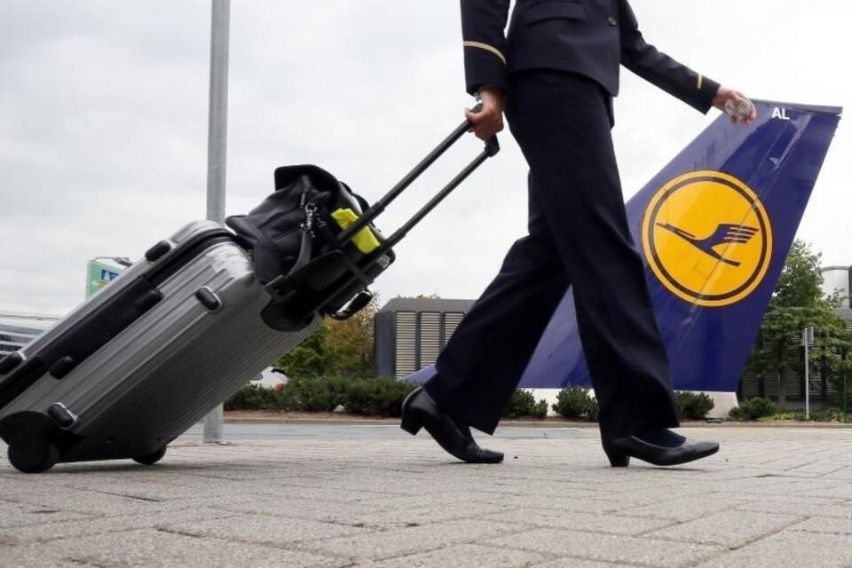 Lufthansa-Flugbegleiterin Lufthansa-Flugbegleiterin
