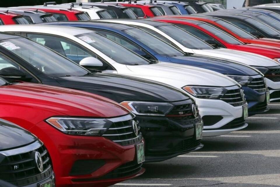VW verkauft mehr Autos
