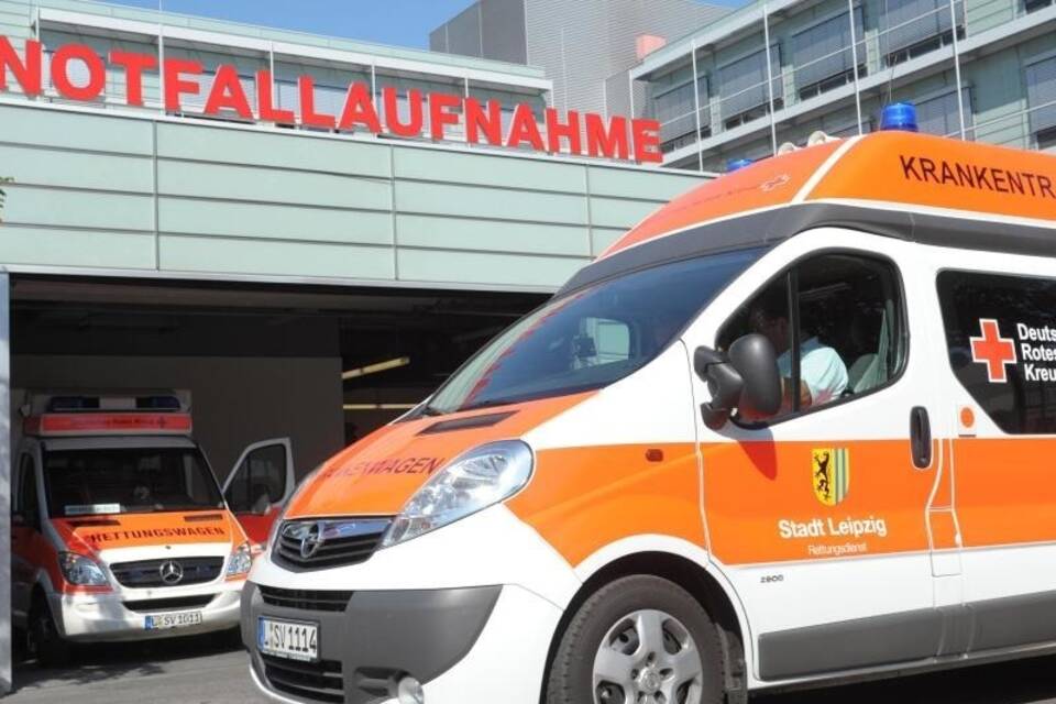 Krankenwagen vor Notaufnahme Krankenwagen vor Notaufnahme