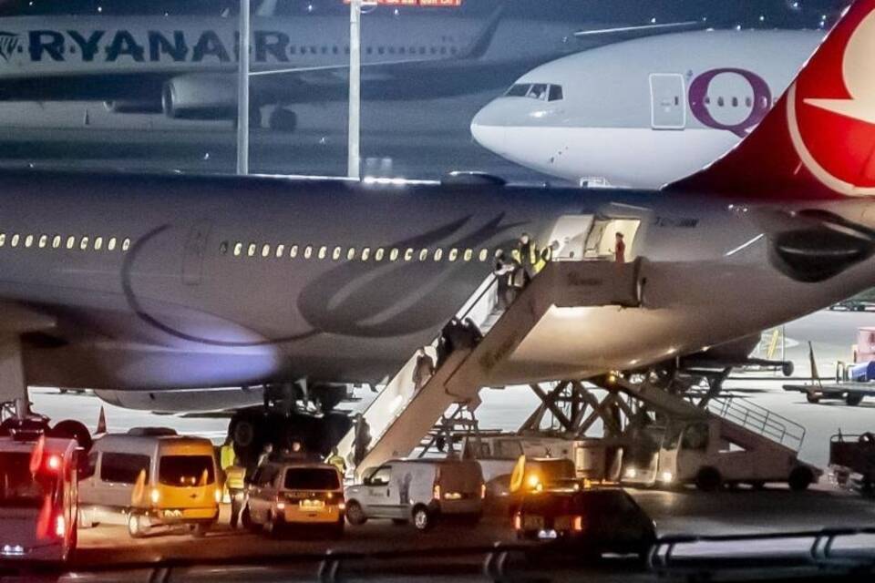 Ankunft von Abgeschobenen am Flughafen Berlin-Tegel