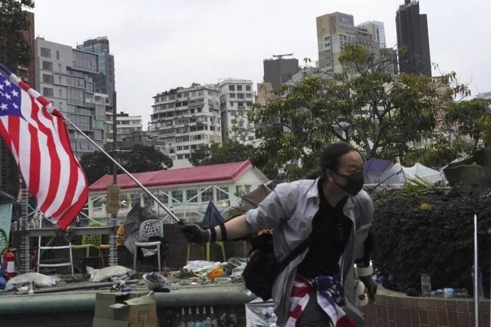 Demonstrant mit US-Flagge