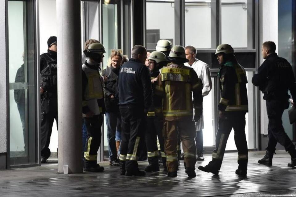 Feuerwehrleute und Polizisten vor der Schlosspark-Klinik Feuerwehrleute und Polizisten vor der Schlosspark-Klinik