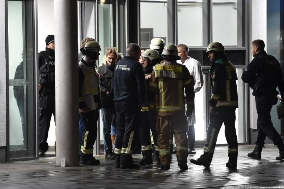 Feuerwehrleute und Polizisten vor der Schlosspark-Klinik