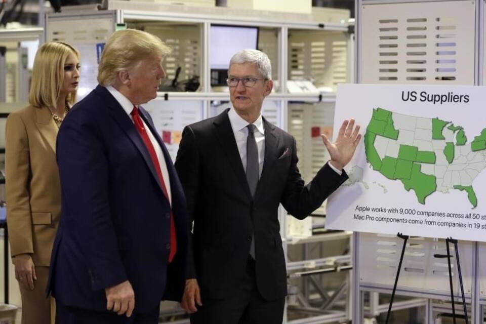Trump besucht Apple-Fabrik in Texas Trump besucht Apple-Fabrik in Texas