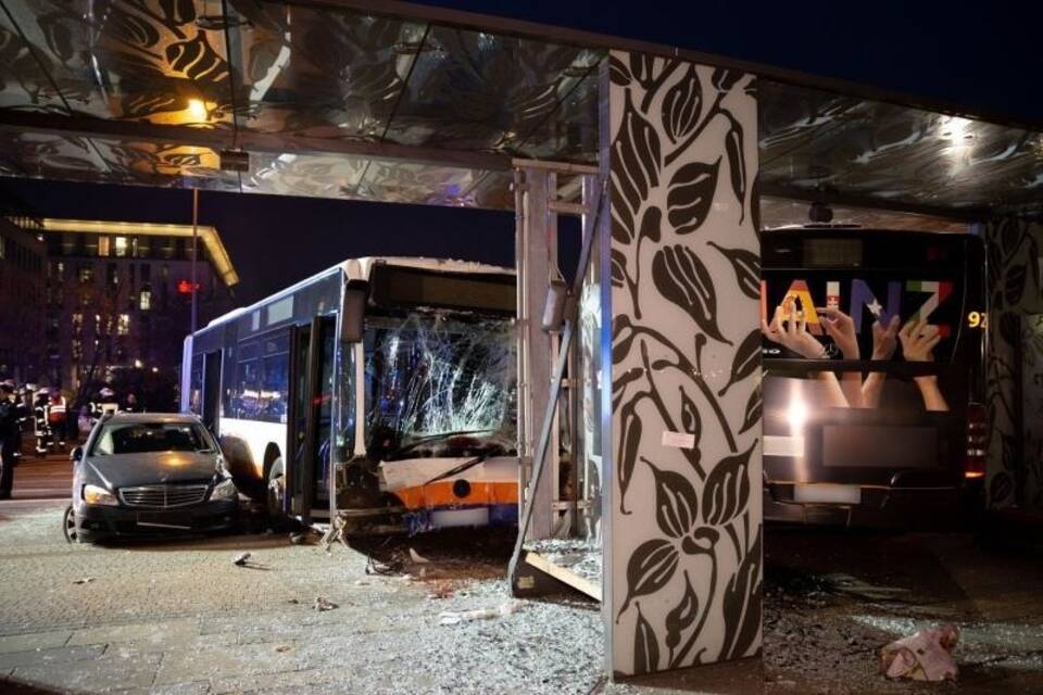 Verletzte bei Unfall mit Bus Verletzte bei Unfall mit Bus