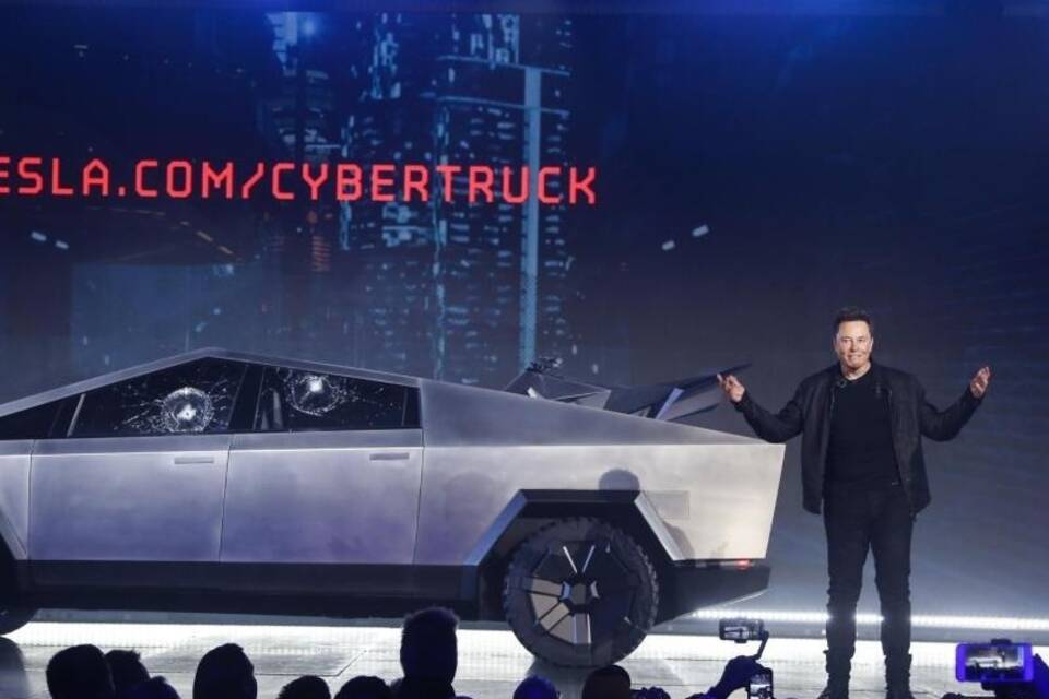 Tesla zeigt futuristischen Elektro-Pickup Tesla zeigt futuristischen Elektro-Pickup