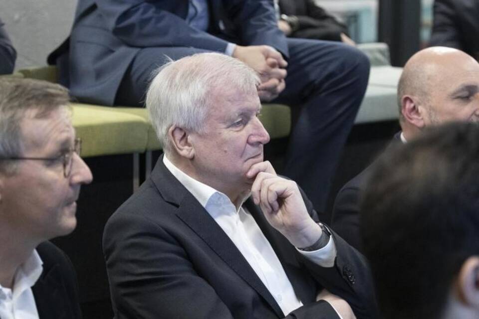 Innenminister Seehofer besucht Digitalisierungslabor